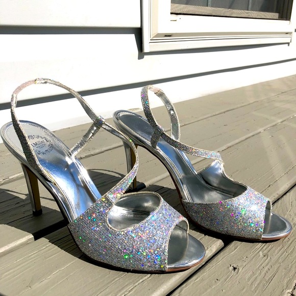 Silver Heels - Picture 5 of 8